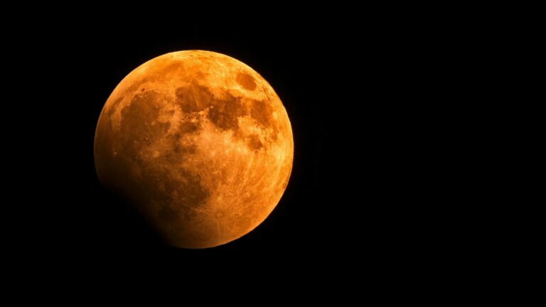 Guía para disfrutar y fotografiar el eclipse total de Luna este domingo