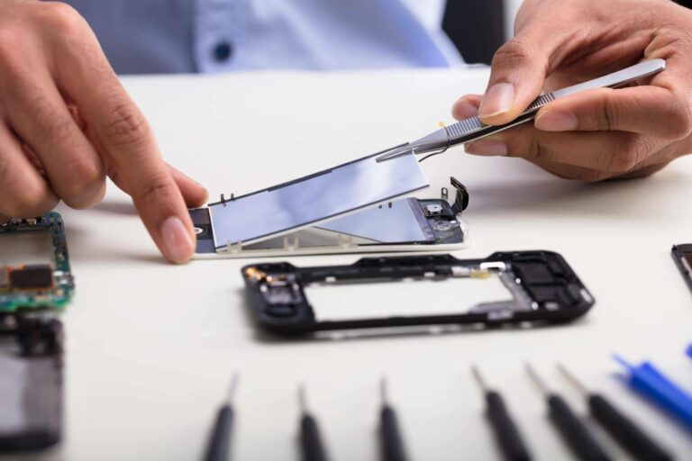El aprendizaje práctico en reparación de móviles facilita el camino hacia un futuro como técnico autónomo