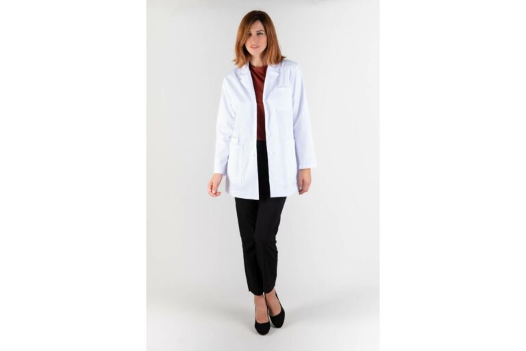 Bata de laboratorio mujer con ajuste premium; diseño pensado para jornadas largas en Farmacia y Óptica