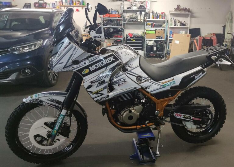 ADHESIVOSEMBARRADOS refuerza su presencia en el mundo del motor con sus adhesivos personalizados y diseños variados