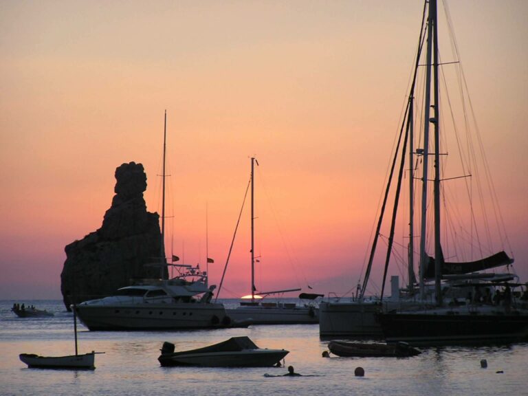 Formentera en otoño; alquiler de barcos para explorar la isla más tranquila del Mediterráneo