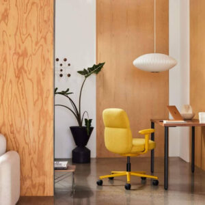 Cómo evitar lesiones posturales en la oficina con sillas ergonómicas y mesas elevables