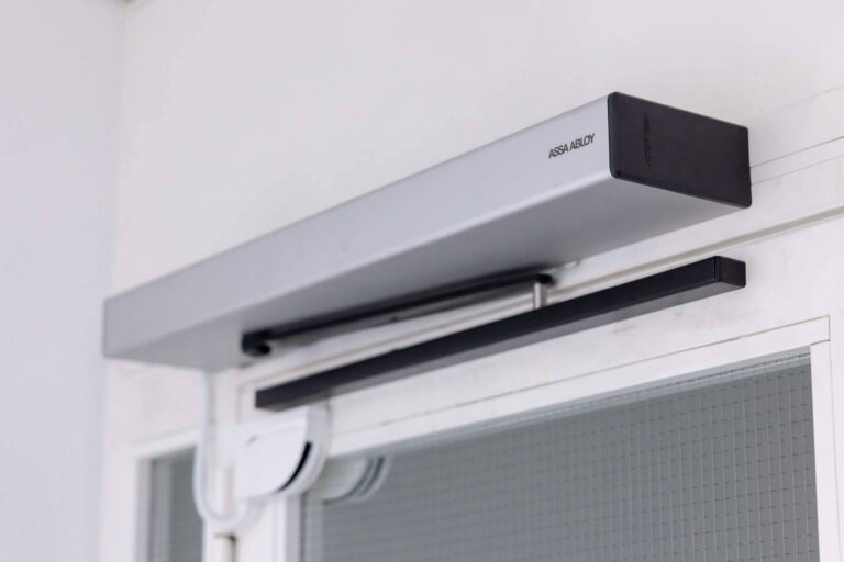 Innovación y funcionalidad en puertas batientes, la propuesta de ASSA ABLOY para entornos exigentes