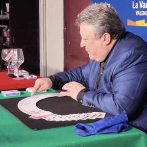 El campeón mundial de cartomagia Henry Evans deslumbra en La Varita Mágica de Valencia