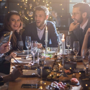 Navidad y Año Nuevo sin desconectarse; cenas de empresa, música alta y petardos… y el papel clave de los audífonos para entender en el 'ruido de las fiestas'
