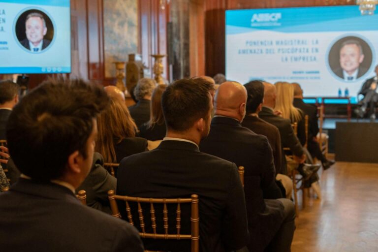 La AEECF reúne a más de 100 expertos y representación institucional para tratar los nuevos desafíos del fraude en España