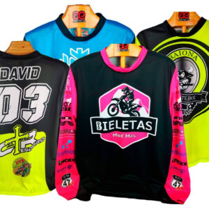 ADHESIVOSEMBARRADOS amplía su catálogo con ropa personalizada para motocross adaptada a cada piloto
