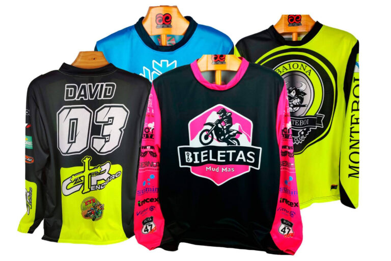 ADHESIVOSEMBARRADOS amplía su catálogo con ropa personalizada para motocross adaptada a cada piloto