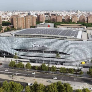 La limpieza con drones transforma la higiene exterior de recintos deportivos