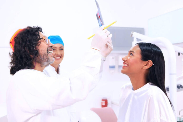 Salud oral y bienestar integral, señales que indican la necesidad de valorar implantes dentales