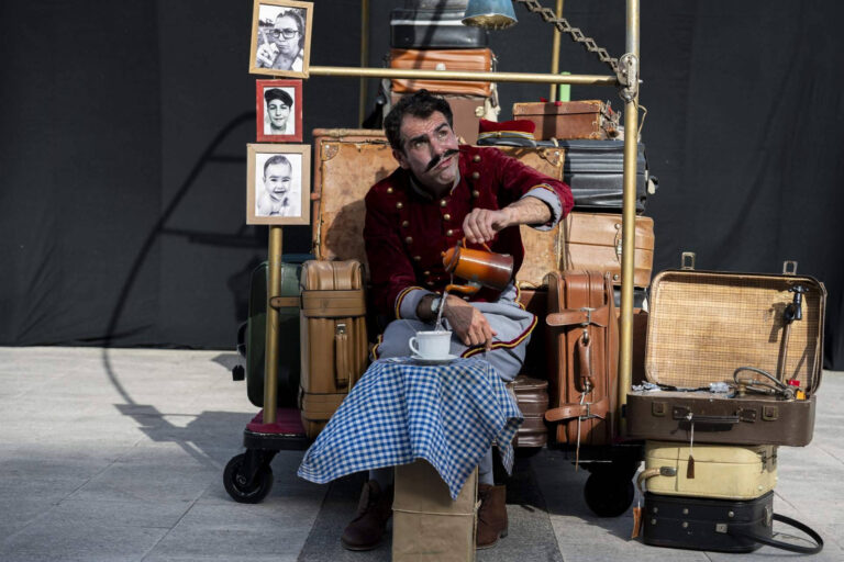 De pasar el sombrero en los semáforos a llenar teatros, el recorrido escénico de Adrián Conde