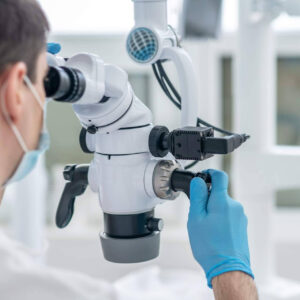 Mayor precisión y mejores resultados, la odontología microscópica gana terreno en Badajoz