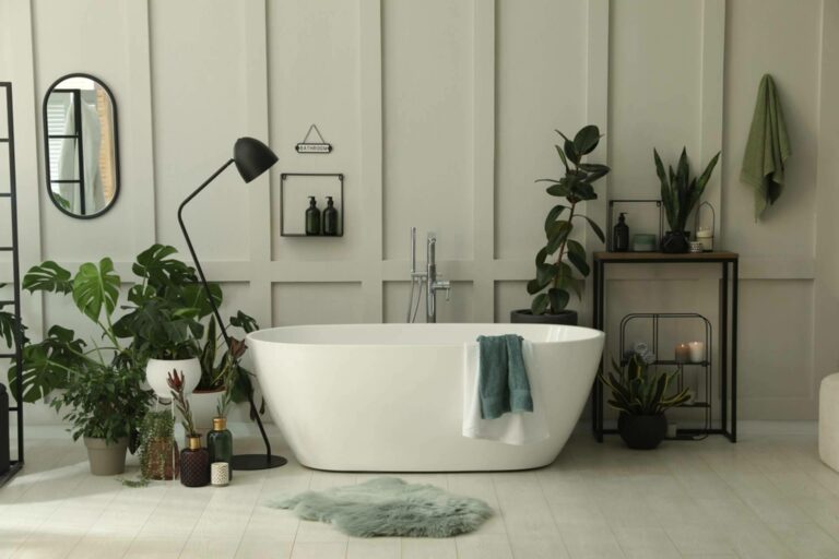 Platos, mamparas y muebles; Balnearian refuerza su apuesta por el equipamiento de baño online para 2026