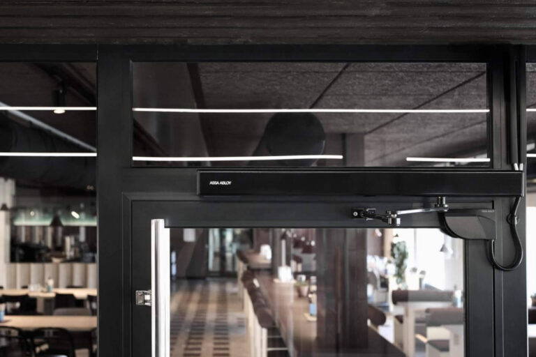 Puertas automáticas eficientes y seguras para el sector hospitality; la experiencia de ASSA ABLOY Entrance