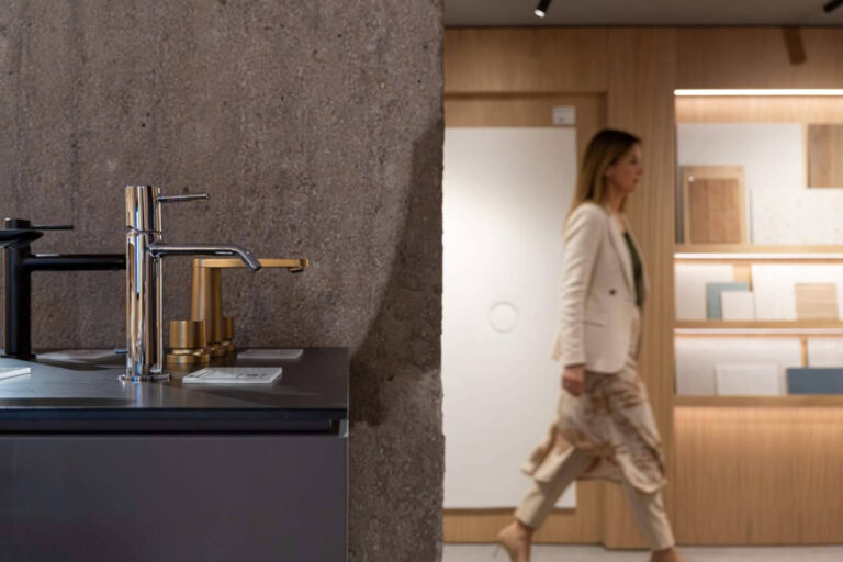 Mormedi y Roca presentan D-512 en Barcelona; un Living Lab que redefine el retail del baño desde la experiencia del usuario