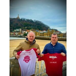 La Salve renueva su patrocinio de la Media Maratón de Donostia 2026 y presenta la camiseta de la prueba
