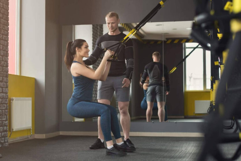 La tienda de equipamiento deportivo de DobleFit selecciona básicos de fuerza y funcional para rutinas exigentes