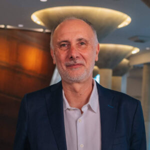 Juan Serrano asume la presidencia de SESMI con el objetivo de consolidar el modelo integrativo en el sistema sanitario