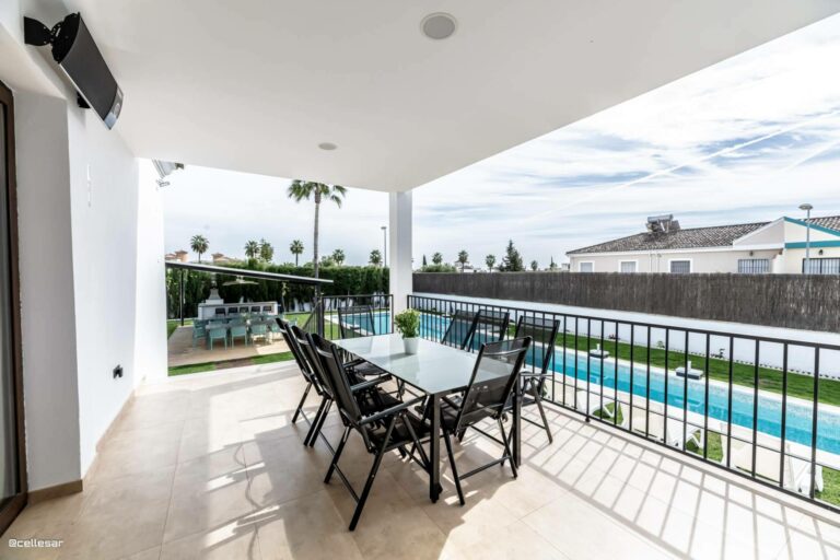Villa en alquiler en Sevilla para grandes estancias; billar, karaoke y baño turco incluidos