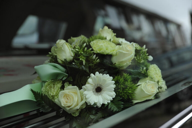 Tradición y significado de las coronas de flores para difuntos