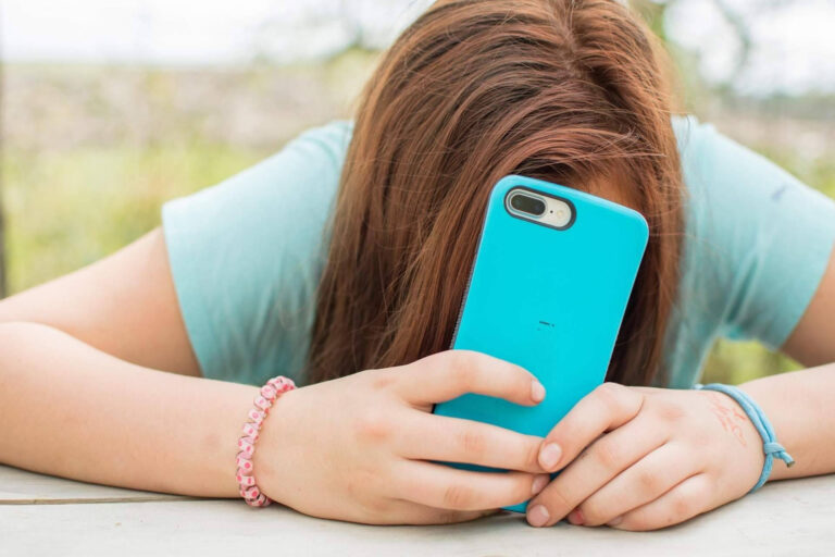 La formación y seguridad digital de los más jóvenes comienza en el hogar y continúa dentro de las aulas