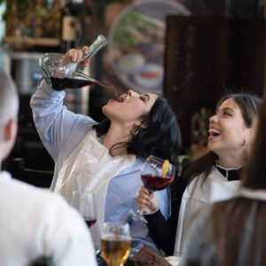 Pasa Tapas destaca entre los restaurantes que ofrecen comida hasta tarde en Barcelona