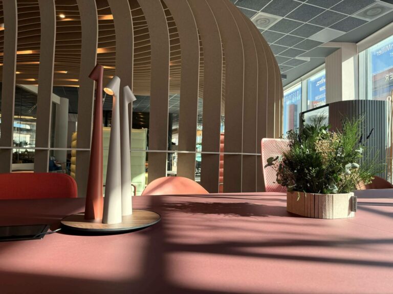 Tendencias en espacios de trabajo; diseño flexible, biofilia y confort acústico
