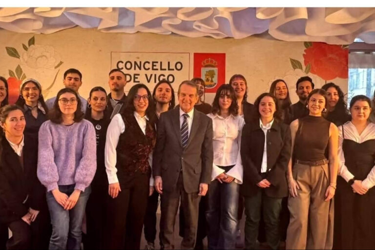 Jóvenes diseñadores de joyas crean los trofeos artesanales del Concurso Internacional de la Camelia