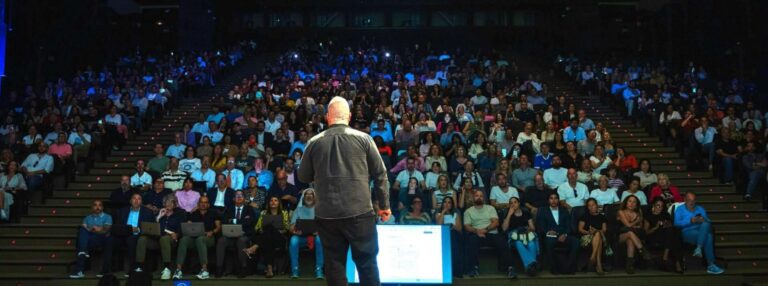 La IA aplicada a la empresa congrega a 2.000 asistentes en Granada con Antonio del Águila