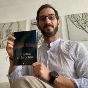 Francisco Chacopino aborda la memoria y la homofobia en El árbol en la colina.