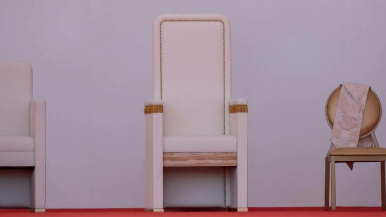 Antarte crea el sillón, el ambón y el altar para el Papa León XIV