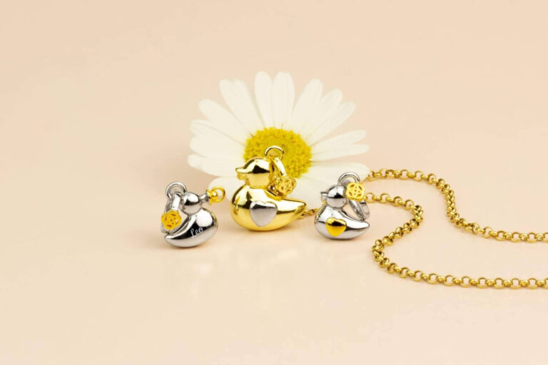Una joyeria de Barcelona hace llorar a las madres de media Espana con un colgante de patitos