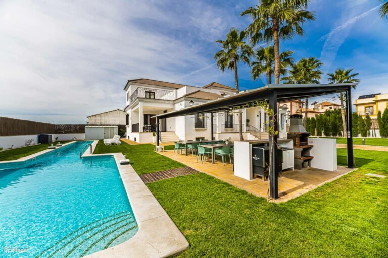 Alquiler de villa en Sevilla con cine privado, piscina de gran formato y 8 dormitorios