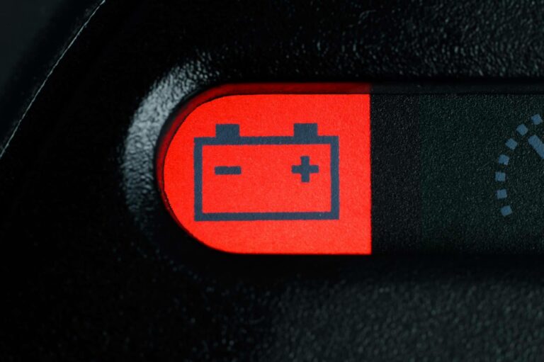 La guía visual para saber cuándo un testigo del coche requiere una parada inmediata