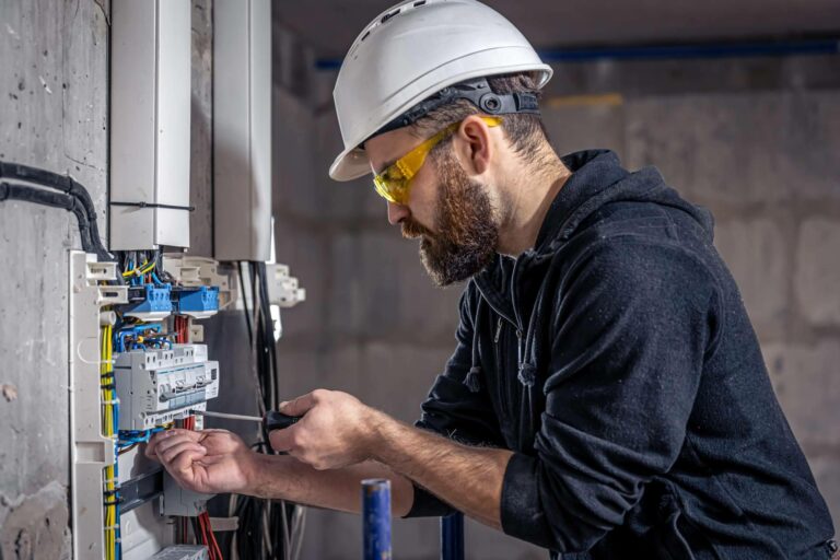 Los servicios de electricistas 24 horas se consolidan en Alicante con la presencia de Reparaciones González