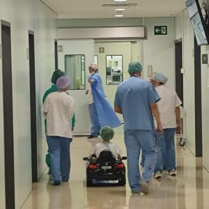 Aosom.es dona nuevos coches eléctricos al Hospital Sant Joan de Déu para mejorar la experiencia infantil