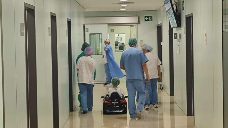 Aosom.es dona nuevos coches eléctricos al Hospital Sant Joan de Déu para mejorar la experiencia infantil