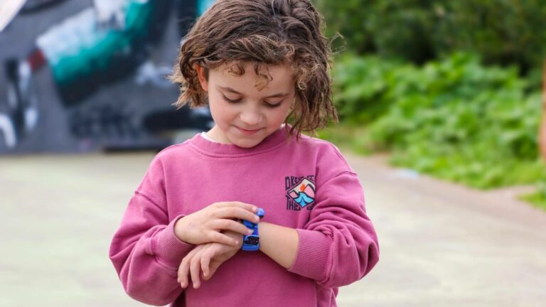 SaveFamily defiende la independencia progresiva de los niños frente al control digital invasivo