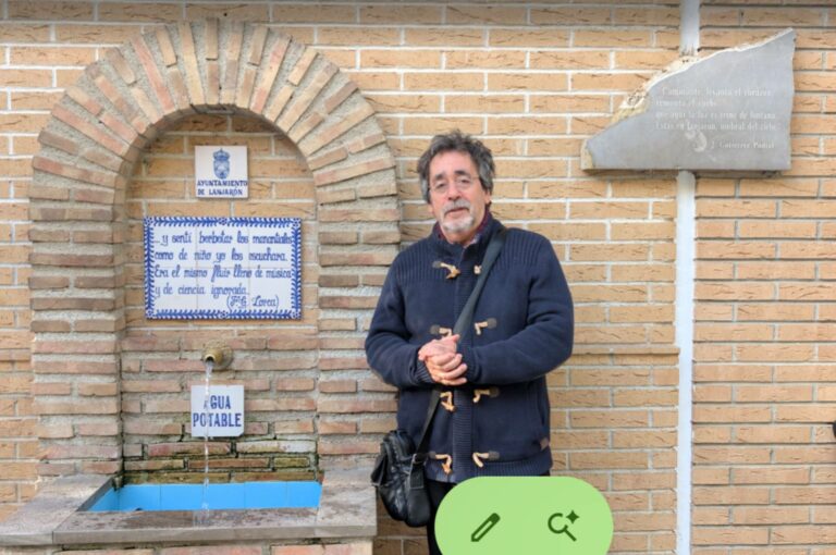 José Rey Salas convierte la estupidez humana en una delirante tragicomedia en El loco del pijama azul