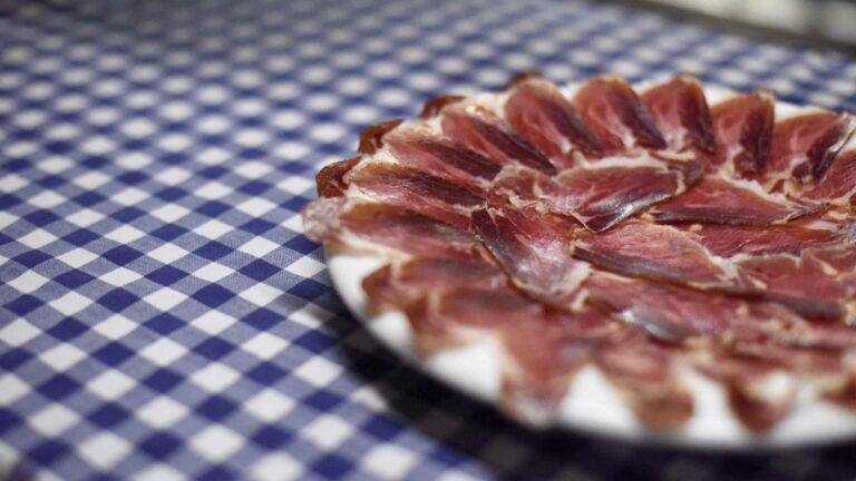 El restaurante de la Barceloneta que resuelve el dilema de dónde comer en Barcelona con sabor a barrio y brasas de siempre