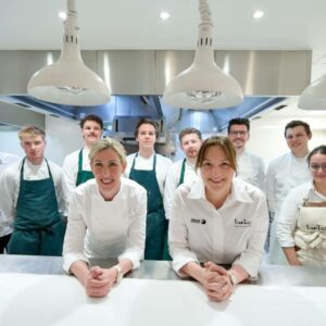 Las chefs María José Martínez y Clare Smyth cocinan juntas en Londres