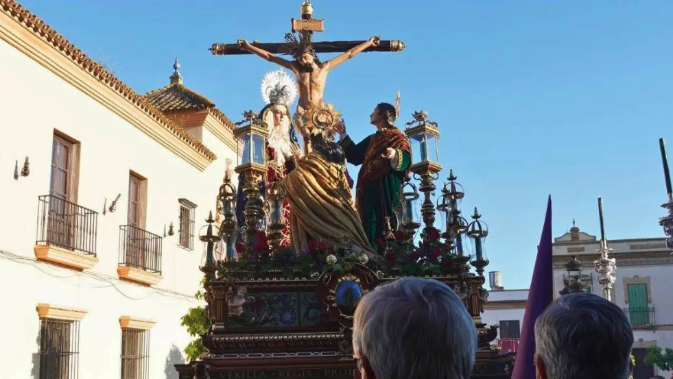 La hermandad de la Calle Real de Castilleja proyecta un nuevo mantolín bordado para san juan evangelista
