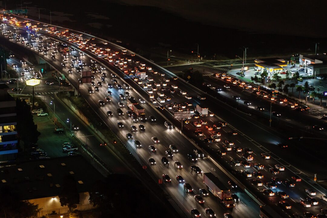 Cortes en la SE-225 y tráfico lento en la A-49 marcan la jornada en las carreteras de Sevilla
