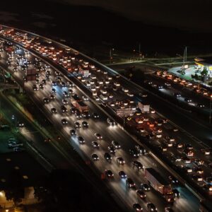 Cortes en la SE-225 y tráfico lento en la A-49 marcan la jornada en las carreteras de Sevilla