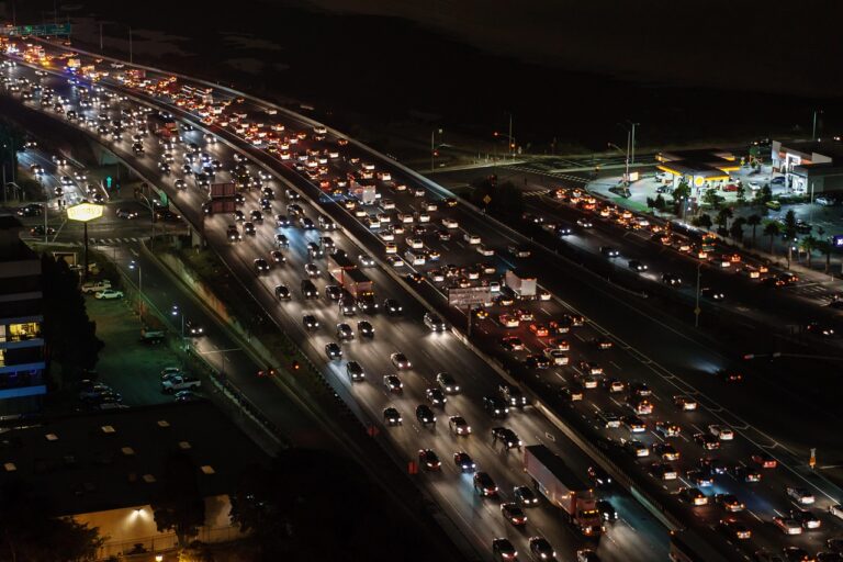 Cortes en la SE-225 y tráfico lento en la A-49 marcan la jornada en las carreteras de Sevilla