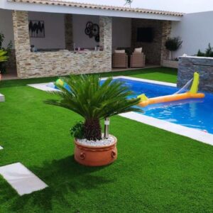 Césped artificial en zonas de piscina, una solución cómoda, segura y resistente para el verano