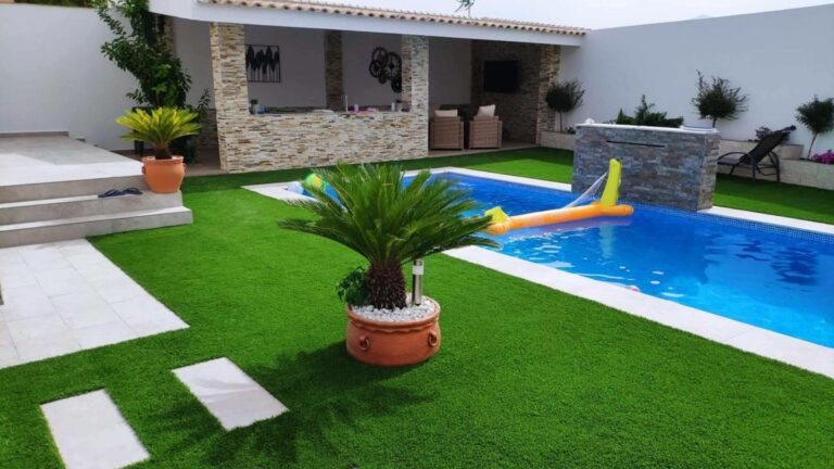 Césped artificial en zonas de piscina, una solución cómoda, segura y resistente para el verano