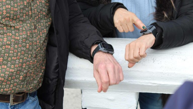 Por qué cada vez más familias recurren a relojes inteligentes para cuidar de sus mayores