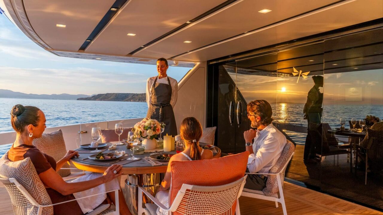 La guía definitiva para elegir un motor yacht charter Ibiza y navegar por las Baleares con total exclusividad