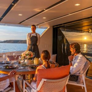 La guía definitiva para elegir un motor yacht charter Ibiza y navegar por las Baleares con total exclusividad